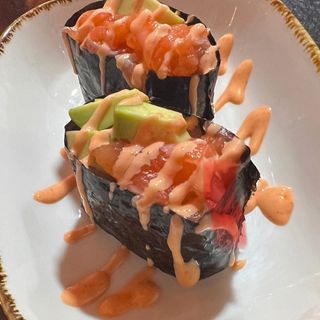  142 Gunkan de atún con aguacate y salsa picante (2 pzs.)