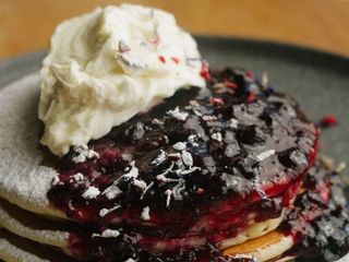 Панкейки з вершковим сиром та ягідним джемом (360g)