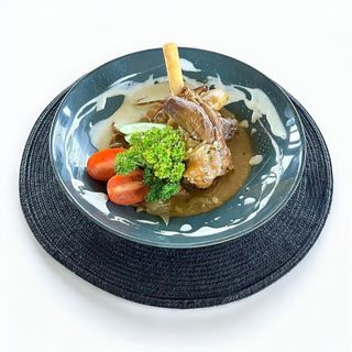 Рулька запеченная с молодым картофелем в сливочном соусе