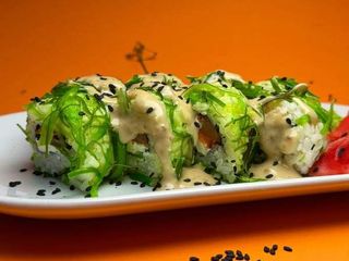 РОЛ З ЧУКОЮ, ЛОСОСЕМ ТА ГОРІХОВИМ СОУСОМ (320 г)