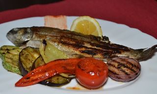 Pastrav la gratar cu legume