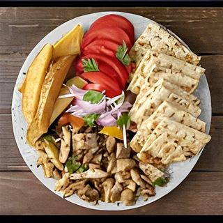 Pileći giros na tanjiru+ pomfrit + sok