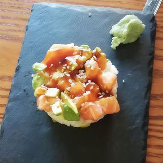 68. Tartar De Salmón Y Aguacate