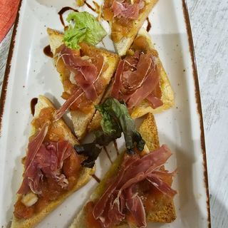 Брускети с домати, моцарела, песто и прошуто (650г)