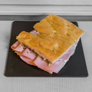 Schiacciata mortadella e stracciatella