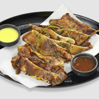 Свински уши на скара със сладко чили и зехтинено-лимонов сос