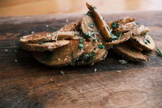 Cartofi Wedges În Coajă Cu Parmezan, Usturoi Și Pătrunjel