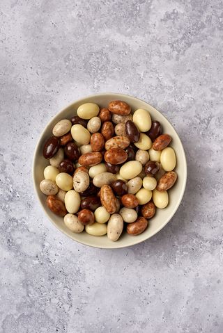 Mix royal almonds: chocolate blanco, chocolate negro, chocolate blanco y con leche con café, chocolate blanco con café
