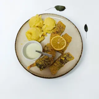 File de crap la grătar/în făină de mălai/parizian cu mămăligă și mujdei
