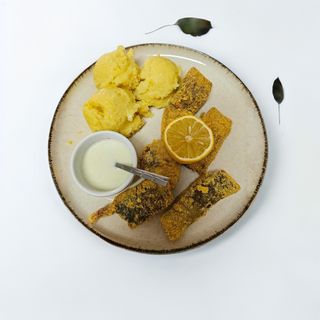 File de crap la grătar/în făină de mălai/parizian cu mămăligă și mujdei