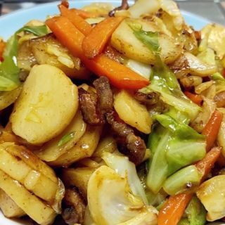 Gnocchi di riso con manzo, verdure e uovo strapazzato 牛肉炒年糕