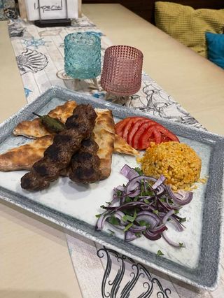 Адана кебап с телешко и агнешко месо,питка червен лук,домати и булгур(400г)