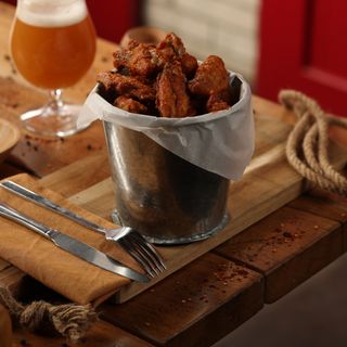 1 ვედრო ქათმის ფრთები ცხარე სოუსით