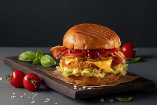 Бургер з курячою котлетою та перцем конфі
