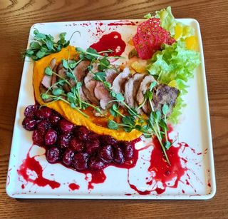 Качка з вишнею та овочевим мусом