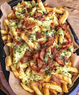 Cartofi prăjiți cu cheddar și bacon
