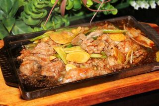 A119. Manzo con porri e zenzero alla piastra*