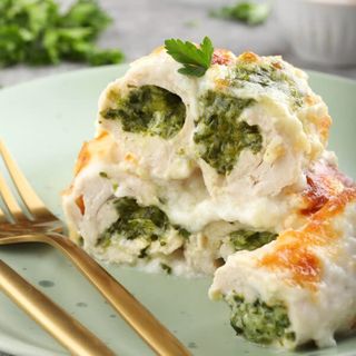 Крученики курячі з шпинатом та сиром в соусі бешамель (800 г.) 