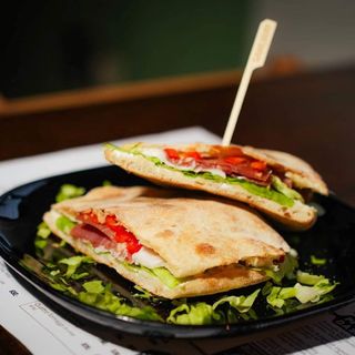 Sendvič sa pršutom i kajmakom