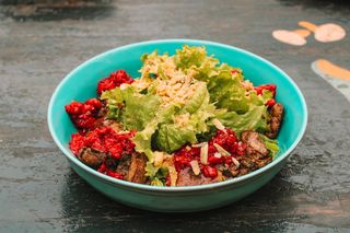 ქათმის ღვიძლის სალათი დამბალხაჭოთი, თხილით და კენკრის დრესინგით