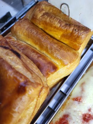 Rustico di pasta sfoglia con würstel (porzione di 100g )