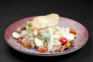 Цезар з куркою та беконом (250г)
