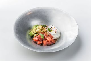 Крудо з тунця з авокадо та грецьким йогуртом  