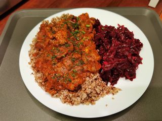 Zestaw obiadowy z gulaszem wieprzowym po węgiersku 300g