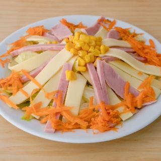 Ensalada de lechuga, tomate, maíz, jamón y queso
