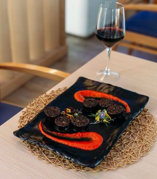 Morcilla de arroz con salsa pimiento piquillo