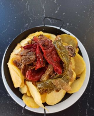 Patatas con pimientos, cebollas y setas