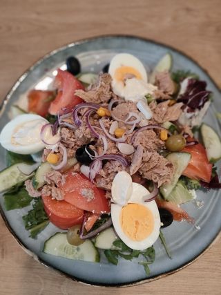 Sałata z tuńczykiem i jajkiem na twardo