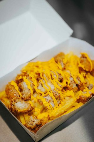 Meniu pui crispy cu cartofi pai