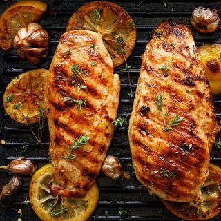 Pui la plită incinsă cu cartofi deppers, mărar, usturoi și sos tartar