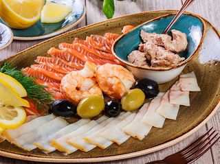 Platou cu produse de peste