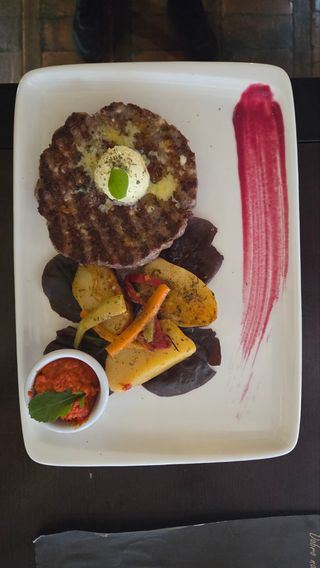 Punjena pljeskavica mozzarella sirom umotana u maramicu