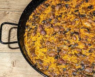 Ración fideuá de longaniza, panceta y boletus