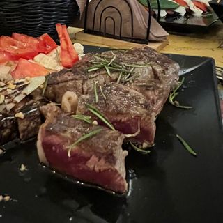 Tagliata di manzo, rucola, pomodorini e scaglie di grana