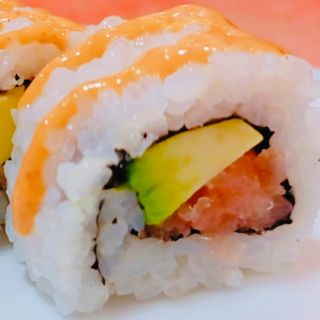 84 Dragón Roll Osaka atún picante)(8 Uds.)