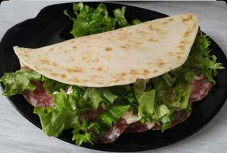 Salame di Abruzzo, mozzarella, pomodori, lattuga