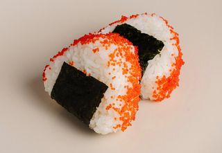 Onigiri sałatka z krewetek -2 szt-