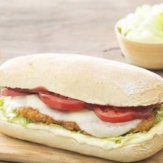 Panino cotoletta di carne con pomodoro e mozzarella