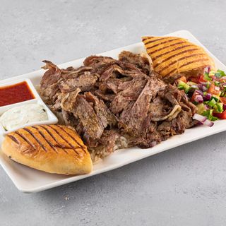 Донер на тарелке с курицей