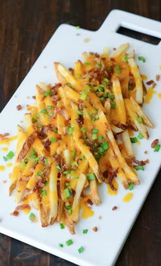 Patatas Fritas Con Crispy Bacon y Salsa Ranchera