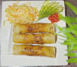 Sajgonki z mięsem + ryż + surówka