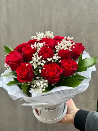 Flower Box z jasnymi czerwonymi różami