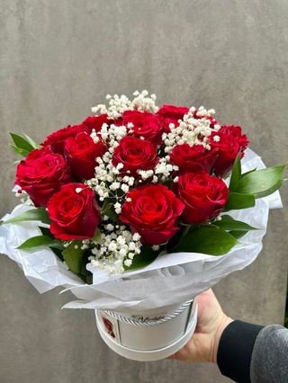 Flower Box z jasnymi czerwonymi różami