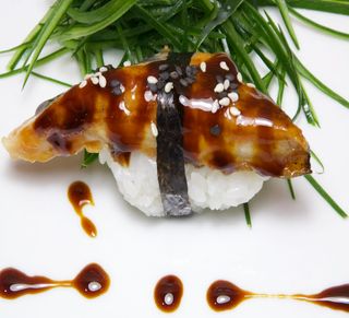 Nigiri de anguila