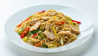 Tăiţei de orez prăjiti cu carne de pui, ou si legume