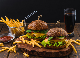 2 Burgere duble pui +  2 Cartofi asortați +2  băutură la alegere